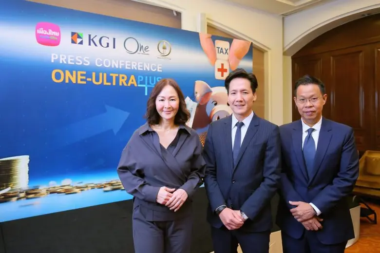 คุณนันทรัตน์ สุรักขกะ (ซ้าย) กรรมการ บริษ...