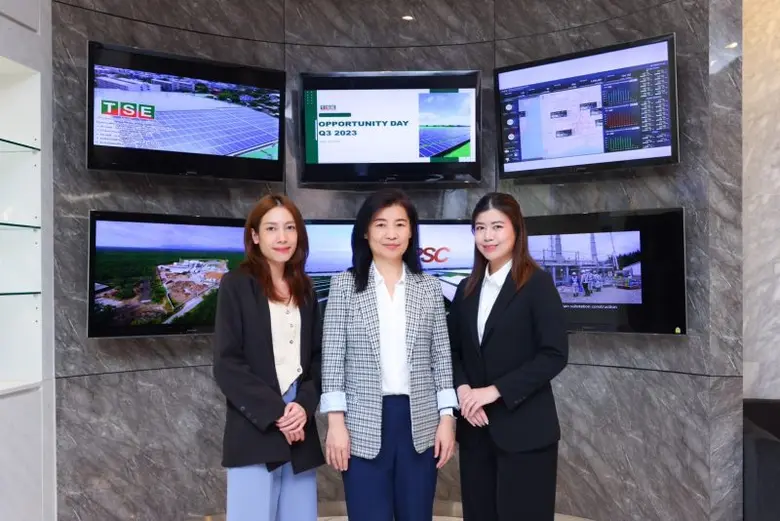 คุณอังคณีย์ ฤกษ์ศิริสุข (กลาง) ประธานเจ้า...