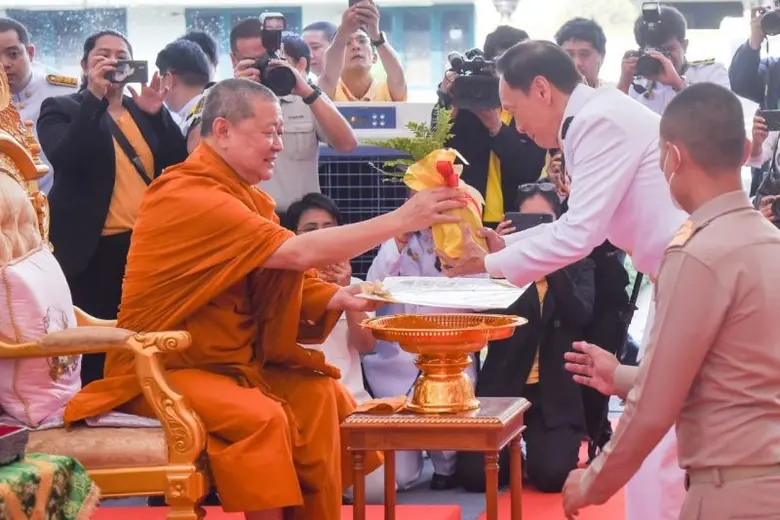 "พัชรวาท" มอบของขวัญปีใหม่ให้ประชาชน แจกไ...