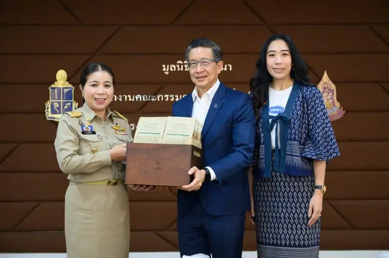 "เดอะ ปาร์ค" มอบวิตามินบำรุงพืชแปรรูปจากขยะเศษอาหารให้กับสำนักงาน กปร. เพื่อสานต่อแนวคิดด้านความยั่งยืนกับโครงการอันเนื่องมาจากพระราชดำริ