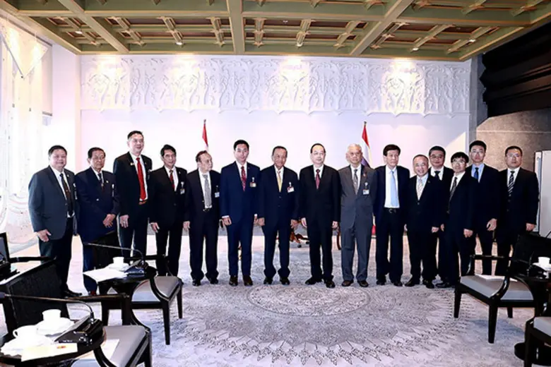 นายวันมูหะมัดนอร์ มะทา ประธานรัฐสภาและประ...