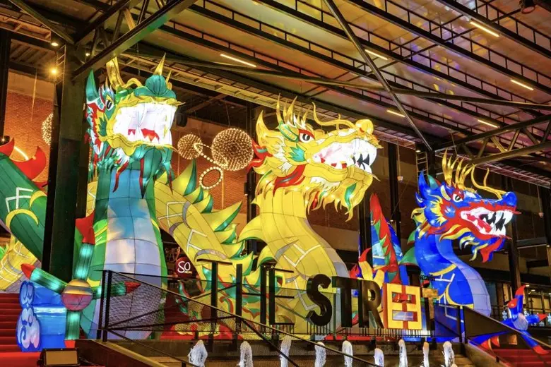 "เดอะ สตรีท รัชดา" ชวนชมครั้งแรกของ "โคมไฟมังกรยักษ์ 5 ธาตุ 5 สี" สายมูต้องไม่พลาด เพิ่มพลัง รับปีมังกร