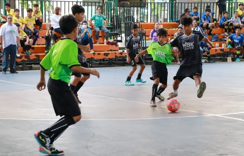 MBK Center สร้างสุขสู่ชุมชนส่งท้ายปี จัดแข่งขันฟุตซอลเยาวชนเชื่อมสัมพันธ์เขตปทุมวัน ครั้งที่ 3 อาร์ม ศุภวุฒิ นักฟุตซอลทีมชาติไทยร่วมถ่ายทอดเทคนิค สร้างแรงบันดาลใจนักเตะรุ่นเยาว์