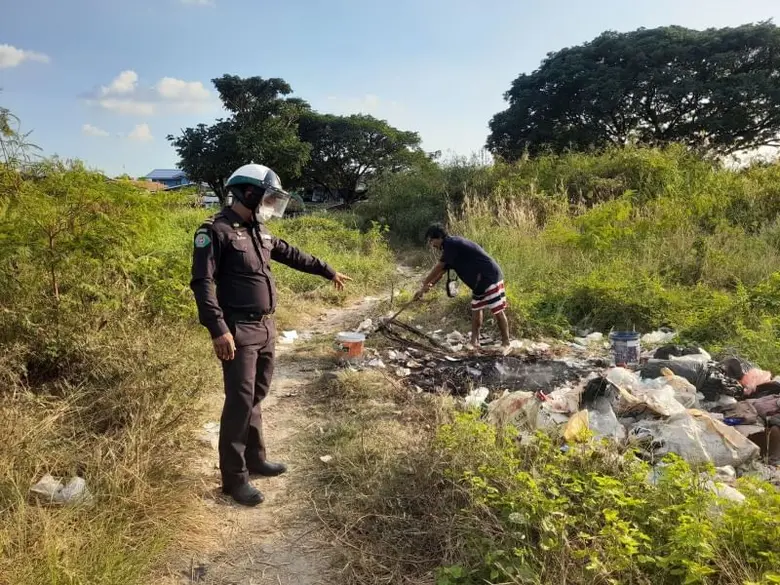 เขตทุ่งครุกวดขันลักลอบเผาขยะ-เศษวัสดุริมถนนเลียบทางด่วนประชาอุทิศ