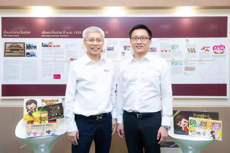 คุณศักดา ศรีแสงนาม (ซ้าย) ประธานเจ้าหน้าท...