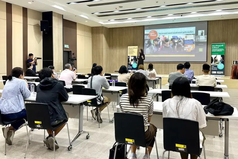 นางสาวจารุวรรณ พงษ์จารุวัฒน์ (ที่ 4 จากขว...