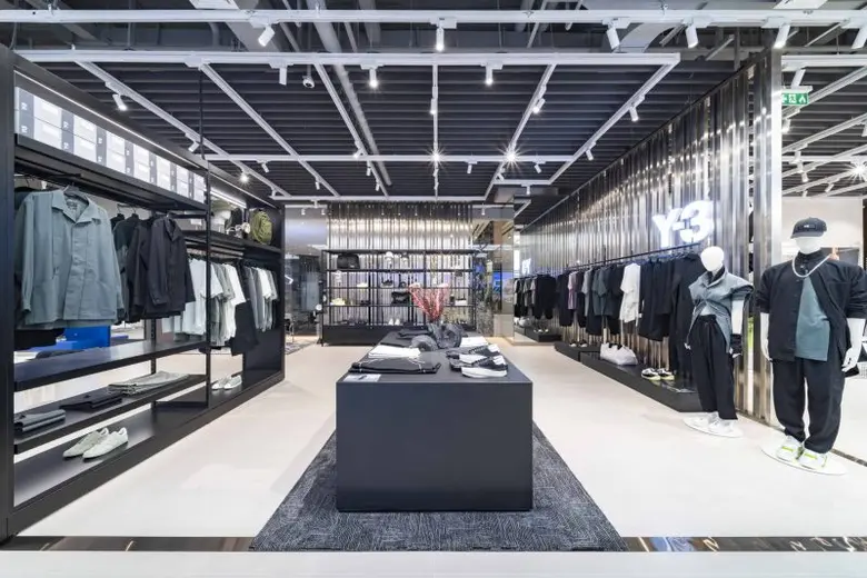 อาดิดาส เปิด 'อาดิดาส แบรนด์เซ็นเตอร์' สาขาใหม่ล่าสุดที่สยามพารากอน นำ Y-3 มาจำหน่ายที่แรก พร้อมรวมไอเทมกีฬาและแฟชั่นครบครันไว้ให้ช้อปในที่เดียว