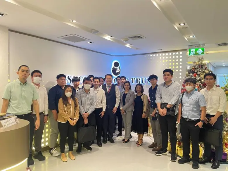 นพ.วิวัฒน์ กว้างคณานุรักษ์ (ที่ 9 จากขวา)...