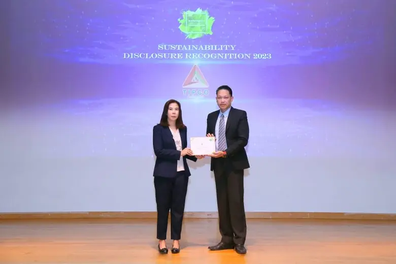 คุณชัชวรุตม์ มุสิกไชย (ขวา) ผู้จัดการอาวุ...