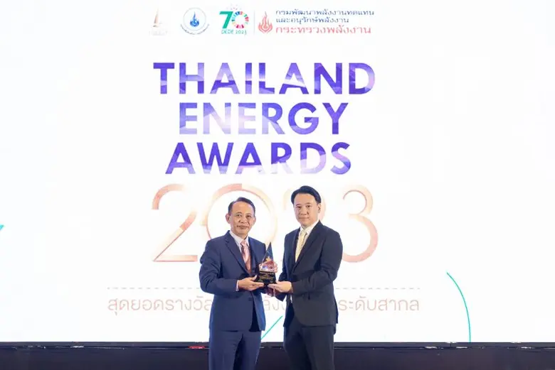 คุณประเสริฐ สินสุขประเสริฐ (ซ้าย) ปลัดกระ...