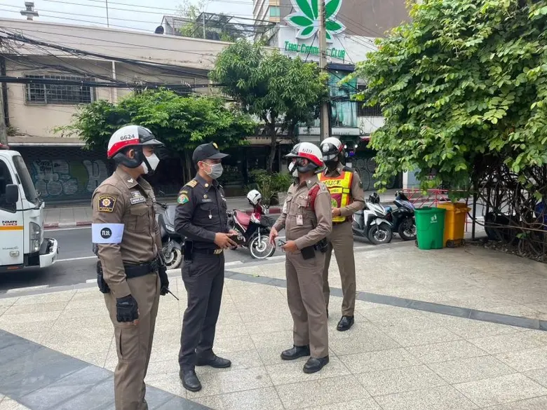 กทม.-สน.ทองหล่อร่วมกวดขันเพิ่มความถี่ตรวจตราแก้ปัญหาเด็กเช็ดกระจก-ขายพวงมาลัยบริเวณแยกอโศกฯ