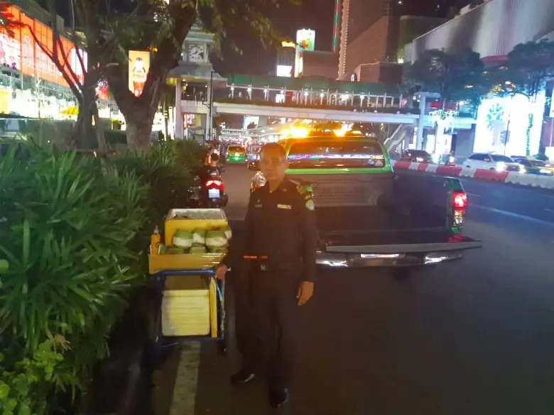 เขตปทุมวันประสานตำรวจกวดขันจัดระเบียบผู้ค้ารถเข็นน้ำผลไม้ต่างด้าว
