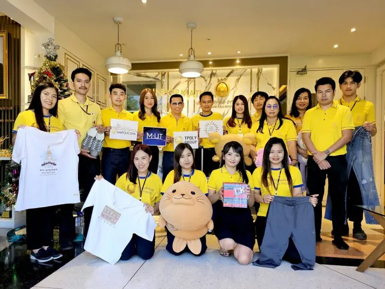 คุณรัฐพัฒน์ รัตนพันธ์ (แถวหลังที่ 5 จากซ้...