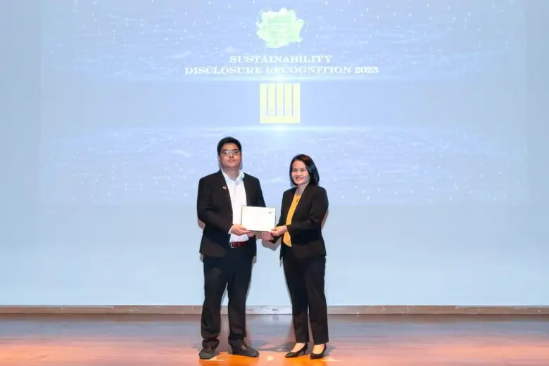 นางสาววรรณฤดี สุวพันธ์ (ขวา) รองกรรมการผู...