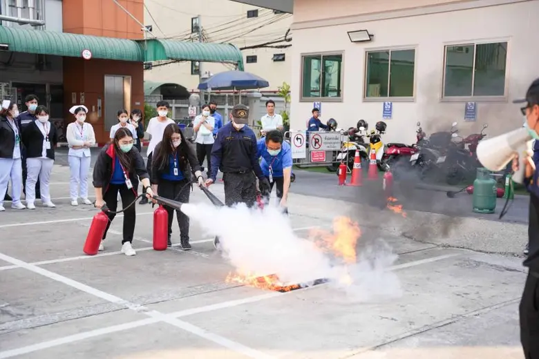 คลินิกการแพทย์แผนจีนหัวเฉียว จัดอบรมดับเพลิงและฝึกซ้อมอพยพหนีไฟ ประจำปี 2566