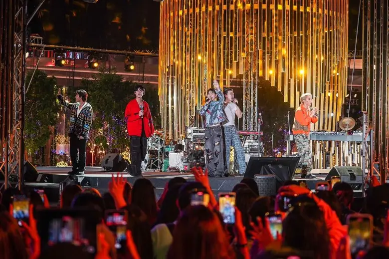 เริ่มแล้ว!! Jeff Satur นำทีมศิลปิน โชว์เปิดเวที Amazing Thailand Countdown 2024 at ICONSIAM แฟนคลับทั้งไทยและต่างชาติมารอฟินเต็มพิกัดที่ริเวอร์ พาร์ค ไอคอนสยาม