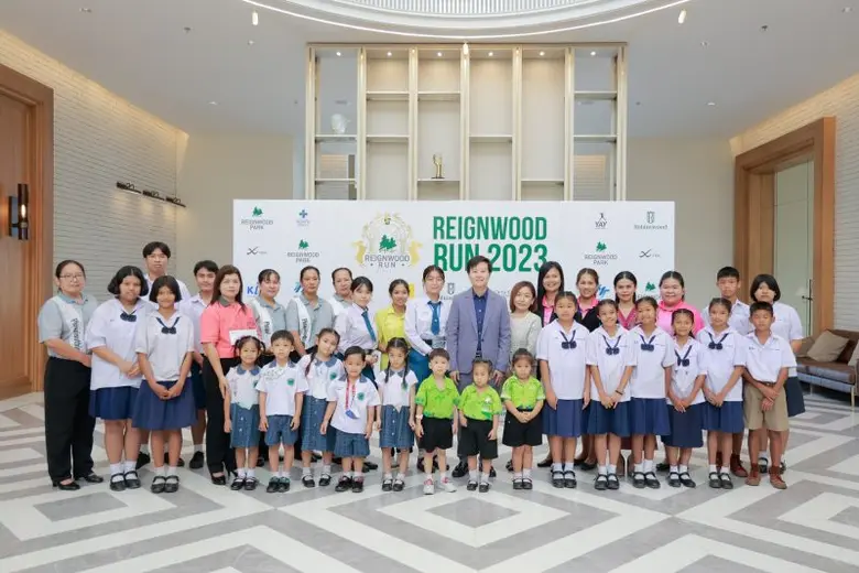 วรพนิต รวยรุ่งเรือง (แถว 2 ที่ 10 จากซ้าย...