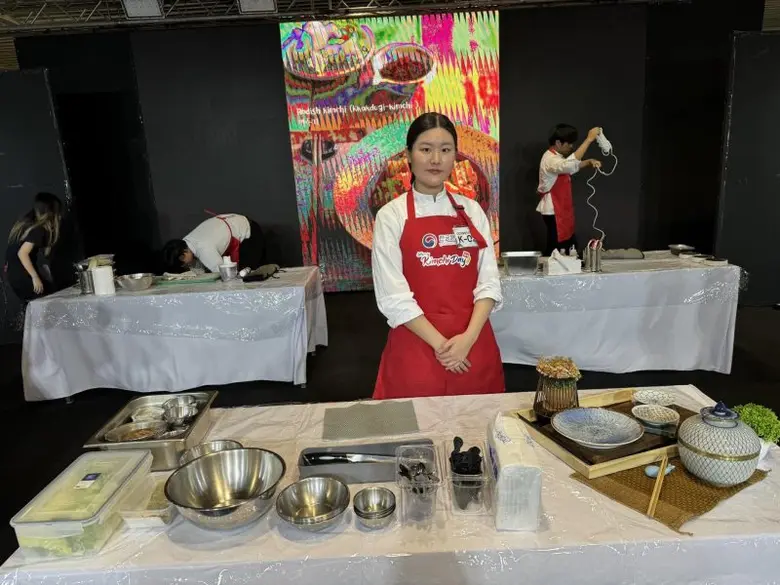 เด็กวิทยาลัยดุสิตธานีรับรางวัลทำกิมจิ จากเทศกาลกิมจิของศูนย์วัฒนธรรมเกาหลี