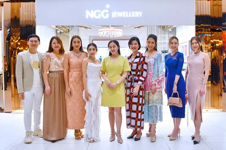 Miss Panjarat Subhirankul (5th from left)...