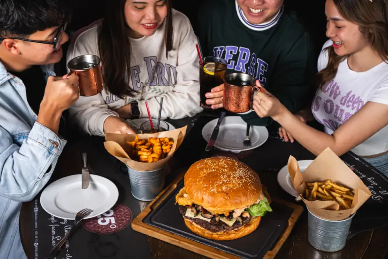 เบอร์เกอร์ 1 กิโลกรัมและมิ้ลค์เชค 1 ลิตร ที่ ทเวนตี้ไฟว์ดีกรีส์ แบงคอก