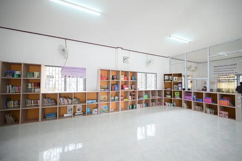 ไปรษณีย์ไทย ร่วมกับ กปร. เอสซีจีพี ส่ง "ตู้วางหนังสือ" จากแคมเปญ reBOX สู่ "โรงเรียนวัฒนธรรม (หลัก 67)" สปป.ลาว