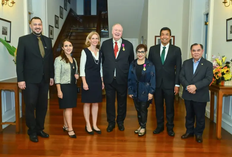 นางซีบีย์ เดอ การ์ตีเย ดีฟว์ (ที่ 3 จากซ้...