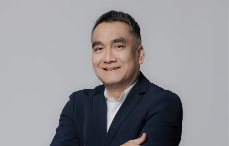 นายพรชลิต พลอยกระจ่าง กรรมการผู้จัดการ แล...