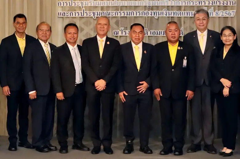 คุณพิพัฒน์ รัชกิจประการ รัฐมนตรีว่าการกระ...