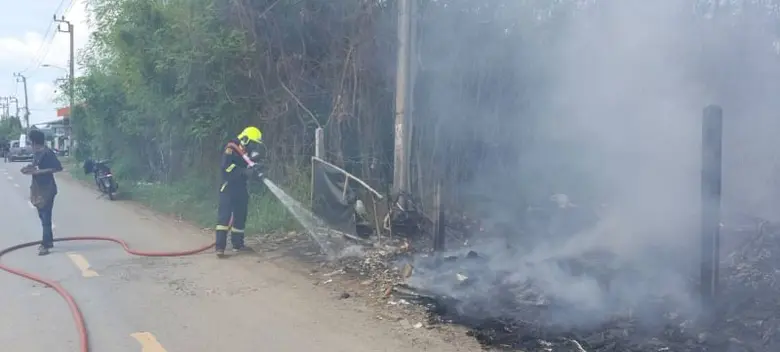 เขตทุ่งครุประสานสถานีดับเพลิงพื้นที่เร่งระงับเหตุเพลิงไหม้กองขยะในซอยประชาอุทิศ 76