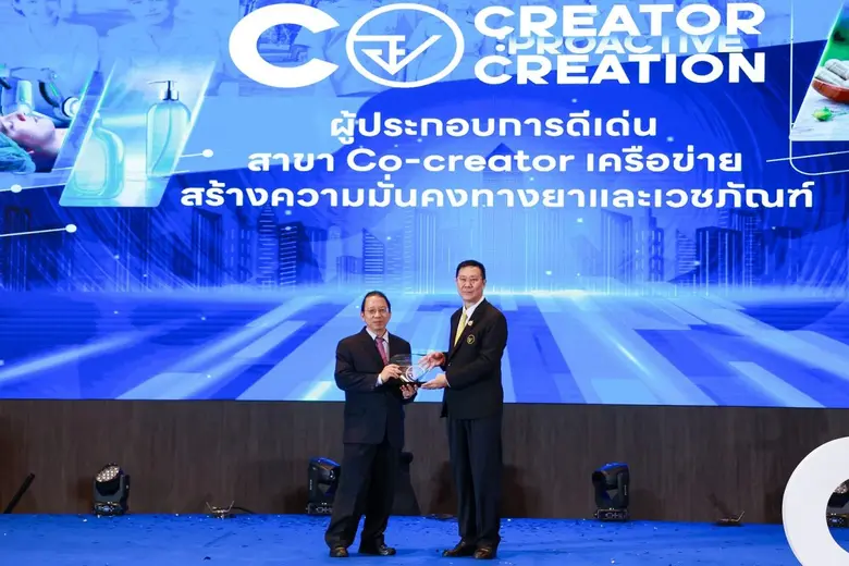 ภก.สุเทพ นำวงษ์สำราญ (ซ้าย) ผู้จัดการทั่ว...