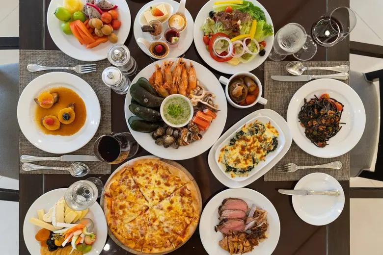 1) ห้องอาหาร ดิ ออร์ชาร์ด โรงแรมแคนทารี เ...