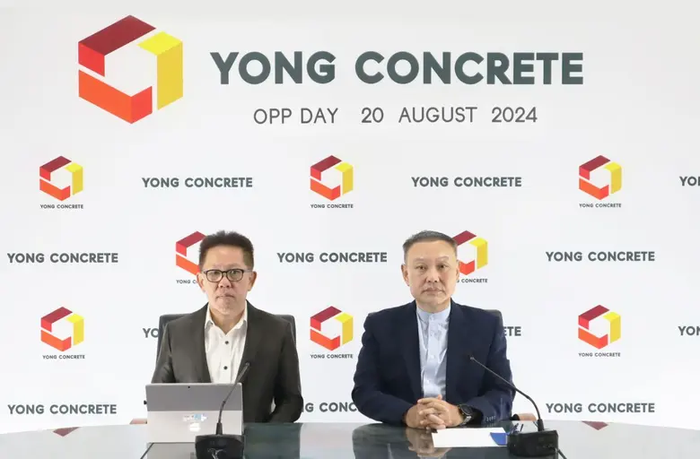 นายสรรเพชญ ศลิษฏ์อรรถกร (ขวา) กรรมการผู้จัดการ นายป...