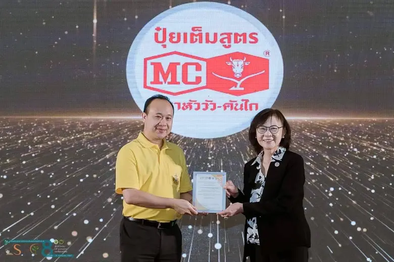 นายสุรวิชญ์ เจียรพงษ์ (ด้านซ้าย) ผู้จัดกา...