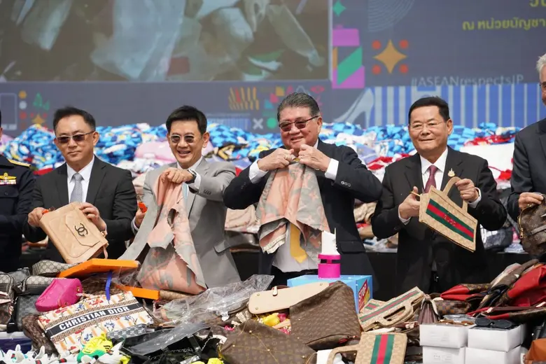 นายภูมิธรรม เวชยชัย รองนายกรัฐมนตรีและรัฐ...