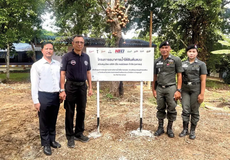 ชวลิต รัตนเสรีชัย (ซ้ายสุด) พร้อมตัวแทนผู...