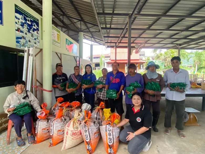 นายวิโมกษ์ พรหมทอง เกษตรอำเภอเขาย้อย มอบห...