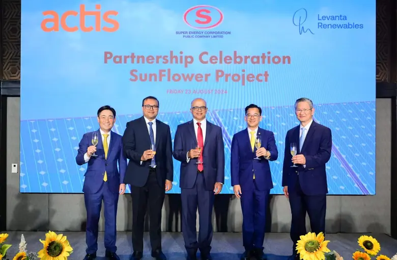 คุณจอมทรัพย์ โลจายะ (ที่ 2 จากขวา) ประธาน...