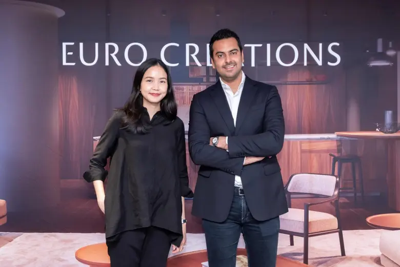 นายเควิน กัมบีร์ (ขวา) ประธานเจ้าหน้าที่บ...