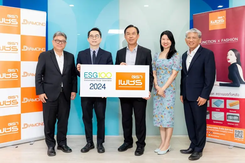 นายสาธิต สุดบรรทัด (กลาง) ประธานเจ้าหน้าท...