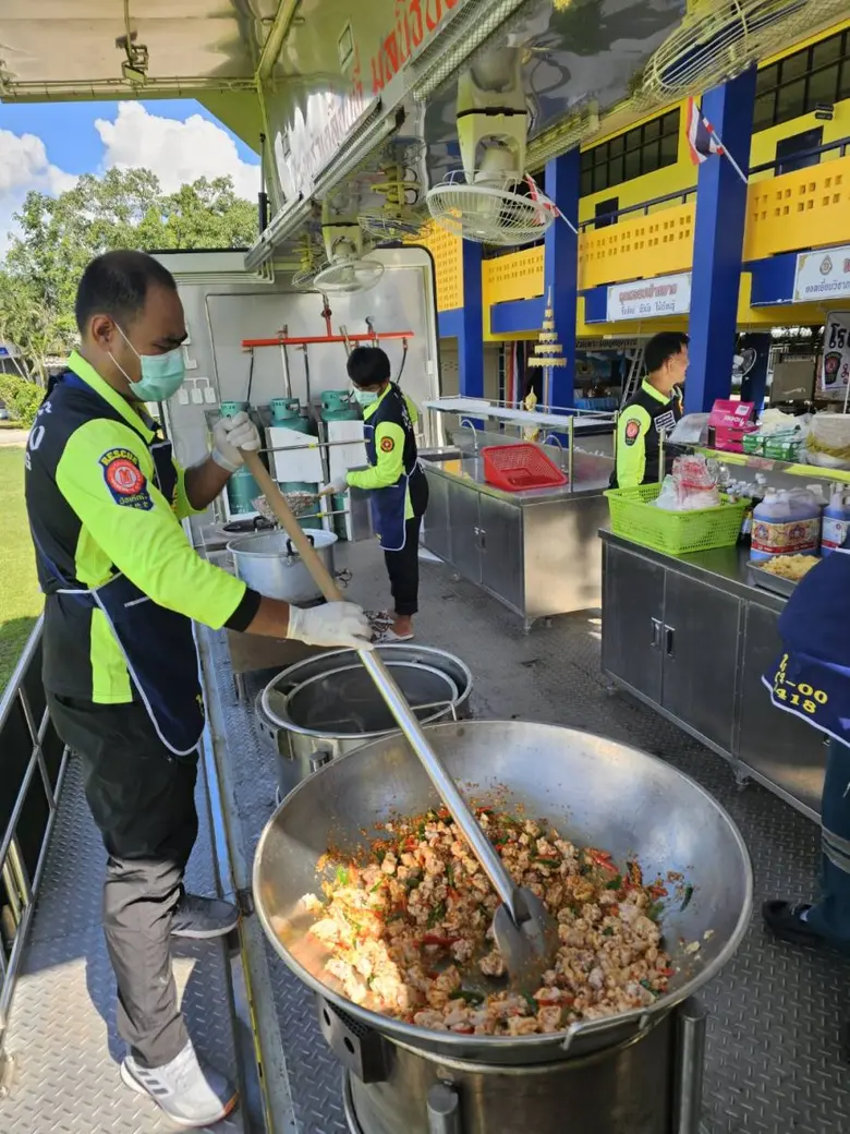 ทีมบรรเทาสาธารณภัย มูลนิธิป่อเต็กตึ๊ง นำโรงครัวเคลื่อนที่ พร้อมอุปกรณ์กู้ชีพ กู้ภัย เรือท้องแบน และรถพยาบาลขับเคลื่อน 4 ล้อ ถุงยังชีพ น้ำดื่ม ชุดยาสามัญประจำบ้าน อาหารสุนัขและแมว เร่งช่วยเหลือผู้ประสบภัยน้ำท่วมจังหวัดเชียงราย