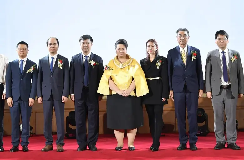 คิงเจน นำโดย คุณพรทิพย์ ตรงกิ่งตอน ประธาน...