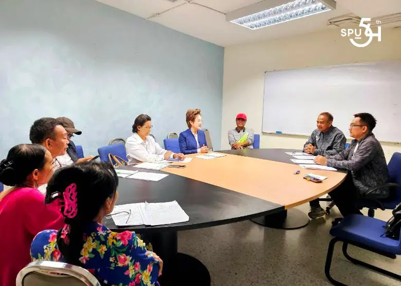 อาจารย์อาทิตย์ เสาธงใหญ่ ผู้อำนวยการศูนย์...