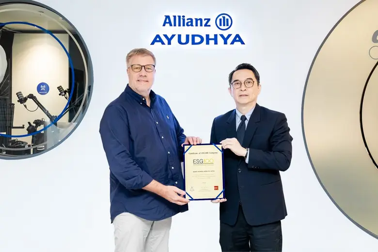 นายโทมัส วิลสัน (ซ้าย) กรรมการผู้อำนวยการ...