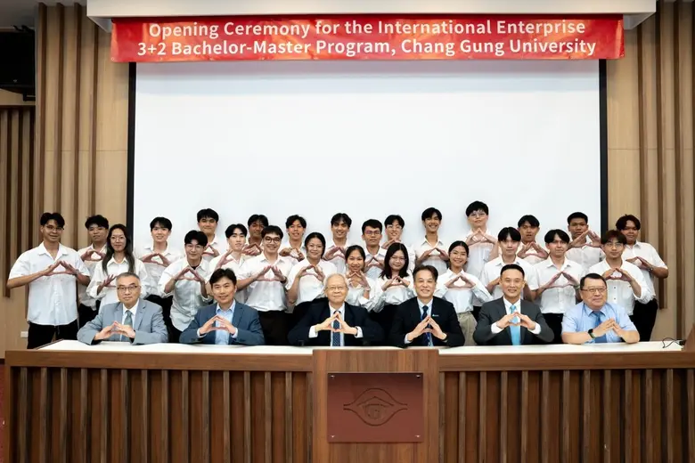 นักศึกษาชั้นปีที่ 4 จำนวน 25 คนจากมหาวิทย...