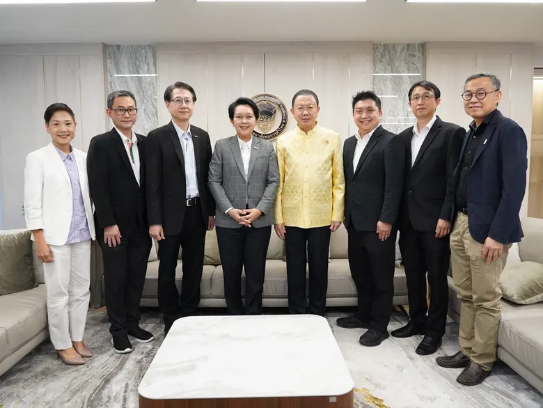 คุณสนั่น อังอุบลกุล ประธานกรรมการหอการค้า...