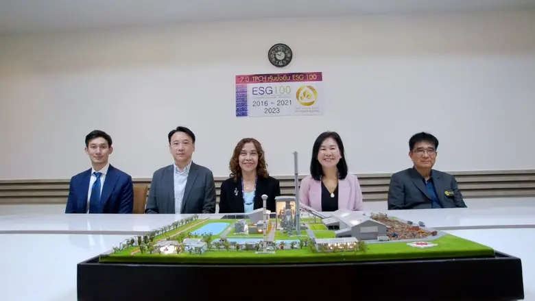 คุณกนกทิพย์ จันทร์พลังศรี (กลาง) ประธานคณ...