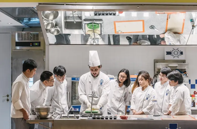 โรงเรียนสอนการประกอบอาหาร เลอ กอร์ดอง เบล...