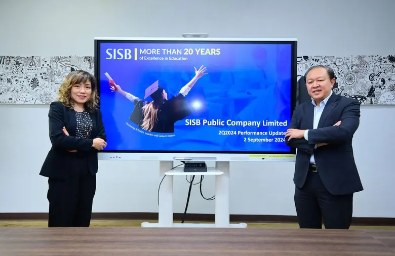 นายยิว ฮอค โคว (ขวา) ประธานเจ้าหน้าที่บริ...