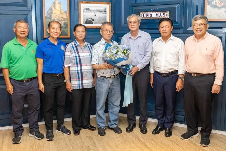 วินัย ทวีสกุลชัย (ที่ 3 จากขวา) ประธานรุ่นหลักสูตรน...