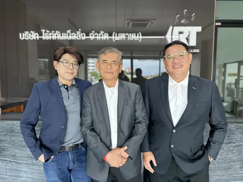 นายชวลิต ถนอมถิ่น (กลาง) ประธานเจ้าหน้าที...